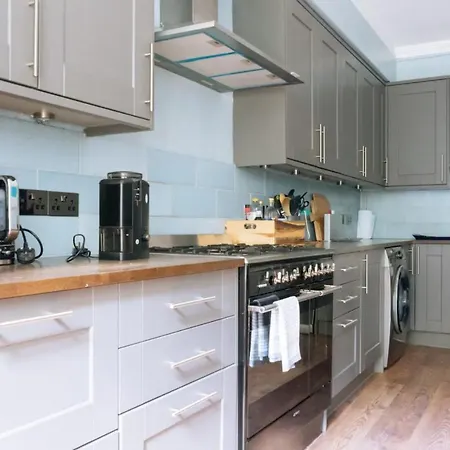 Spacious & Welcoming 2bd Flat -