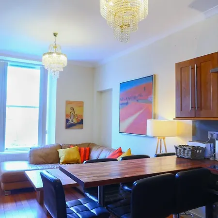 1 Minute From Royal Mile, Large 5 Bed Edinburgh