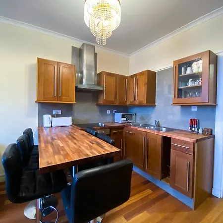1 Minute From Royal Mile, Large 5 Bed Apartment *