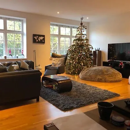 Spacious 2 Bedroom *