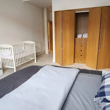 Spacious 2 Bedroom Apartment *