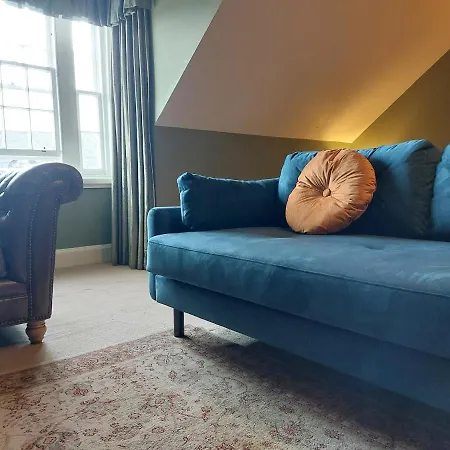 Stunning 5br Royal Mile Penthouse Эдинбург