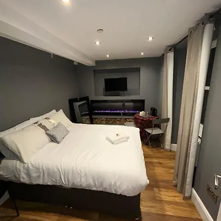 Cosy Double Bed With Fire Place Homestay