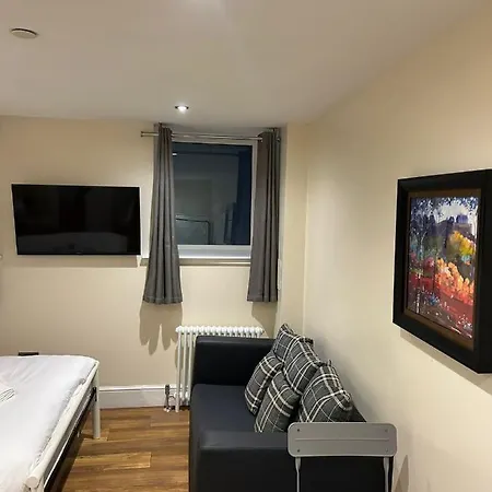 Modern Double With Sofa * 爱丁堡