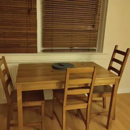 Lovely 2 Bed Main Door Flat With Free Parking *