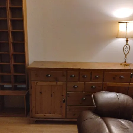 Lovely 2 Bed Main Door Flat With Free Parking *