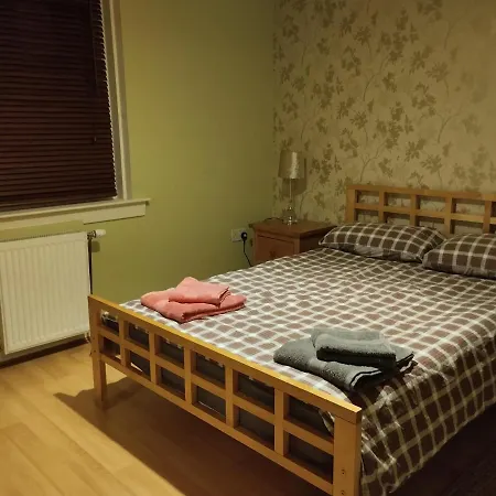 Lovely 2 Bed Main Door Flat With Free Parking *