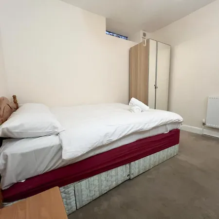 Convenient 2br Basement Flat In Leith