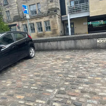 Central, Fully Equipped Flat W/parking, Leith, شقة *