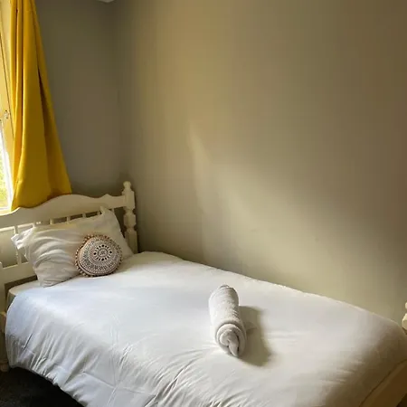 Central, Fully Equipped Flat W/parking, Leith,