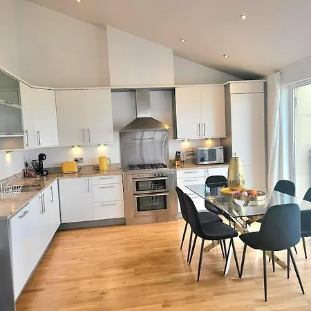 Beautiful Penthouse Sleeps 6 On Actual Beds Appartamento