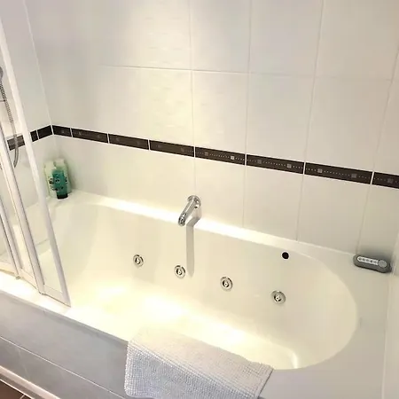 Beautiful Penthouse Sleeps 6 On Actual Beds