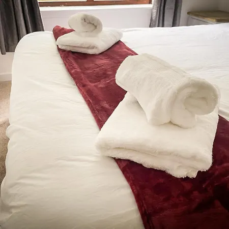 Spacious, And Newly Decorated Apartment *