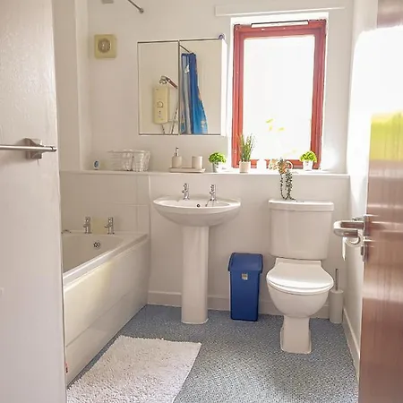 Spacious, And Newly Decorated Apartamento Edimburgo