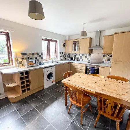 Spacious, And Newly Decorated Apartment *