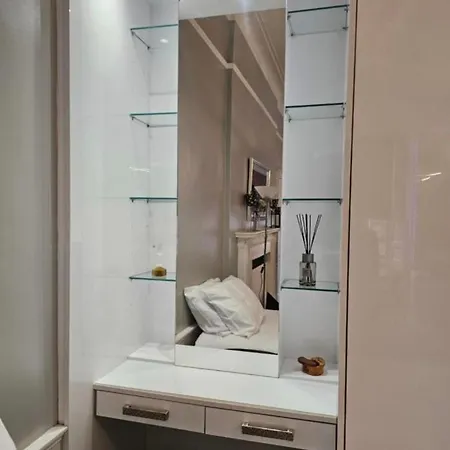 Luxury Family With Private Bathroom In The Heart Of ホームステイ *