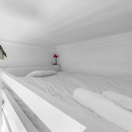 Bright And Spacious Flat Overlooking The Meadows