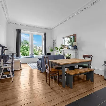 Bright And Spacious Flat Overlooking The Meadows *