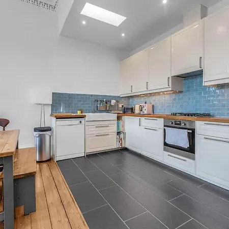 Bright And Spacious Flat Overlooking The Meadows Edinburgh