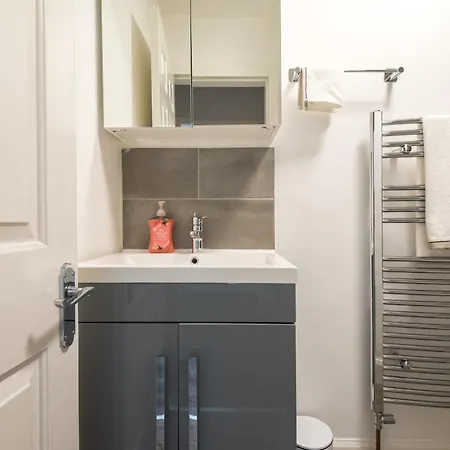 1bed, Ground Floor, Private Entrance Apartment *