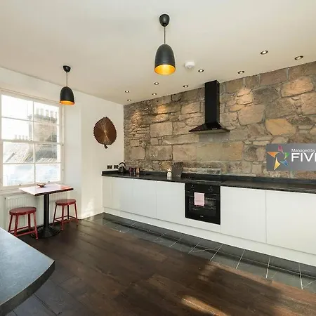 Luxurious In Edinburgh's Old Town Apartment *
