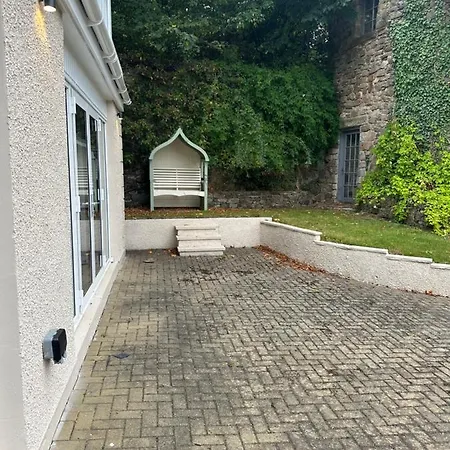 Cameron Coach House Modern In Murrayfield *