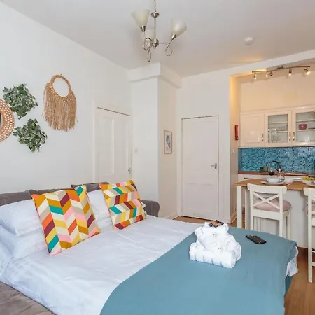 Warm 1bed Flat Leith Walk * Edinburgh