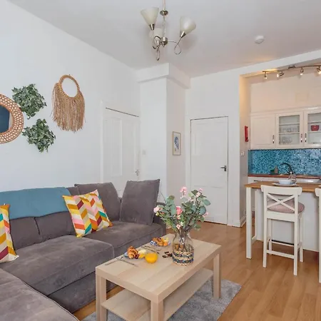 Warm 1bed Flat Leith Walk * Edinburgh