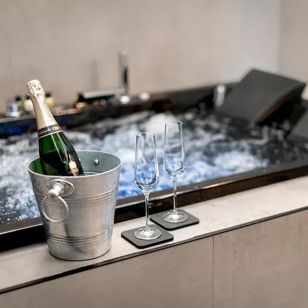 Luxury Romantic West-end With Jacuzzi Bath Lägenhet *