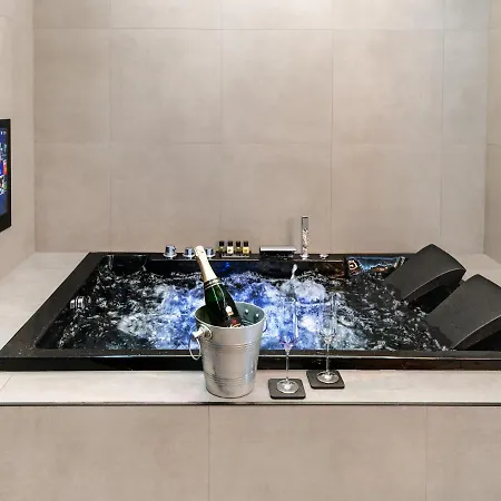 Luxury Romantic West-end With Jacuzzi Bath