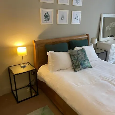 Chic 2b Centre Flat & Patio , Close To Castle * Edinburgh
