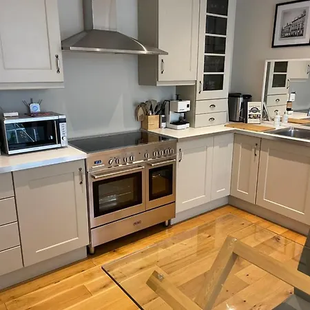 Chic 2b Centre Flat & Patio , Close To Castle Apartment
