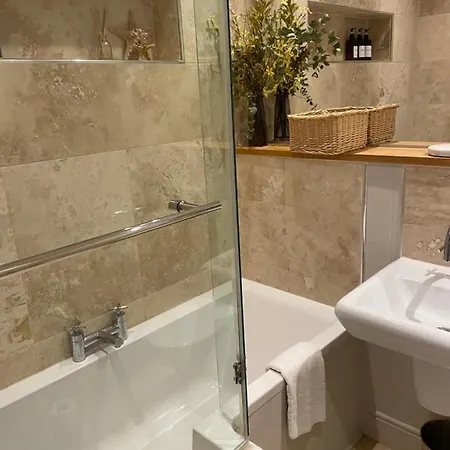 Chic 2b Centre Flat & Patio , Close To Castle Edinburgh