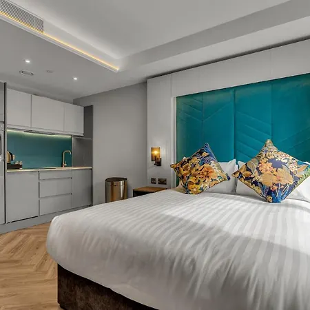 Roomzzz Aparthotel