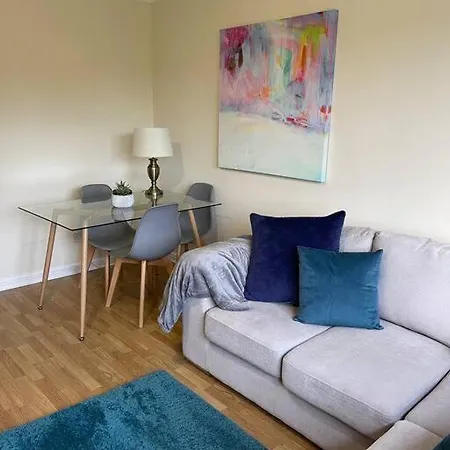 2 Bed Centre Modern Flat