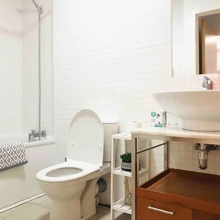 Spacious Near Royal Mile With Free Parking, Lift And Sunny Balcony