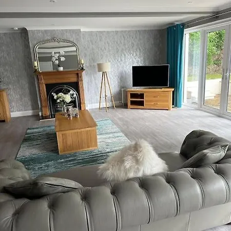Cameron Coach House Modern In Murrayfield *