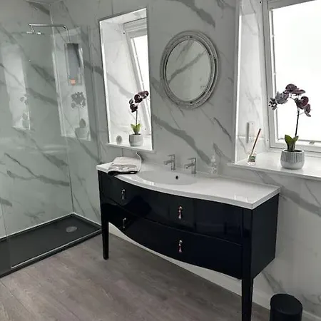 Cameron Coach House Modern In Murrayfield