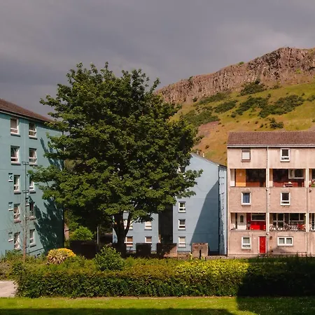Fab Arthur Seat Views, Old Town Apartment *