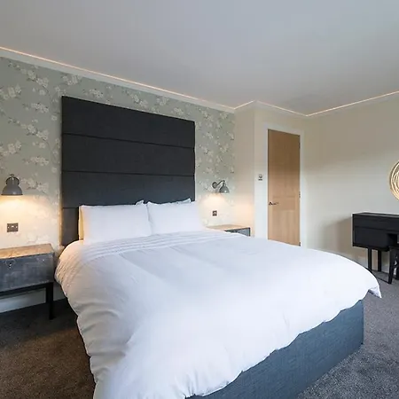 - - With Balcony And Free, Secure Garage Parking * Edinburgh