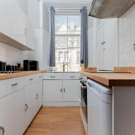 Bright & Homely City Centre Near Holyrood Apartment