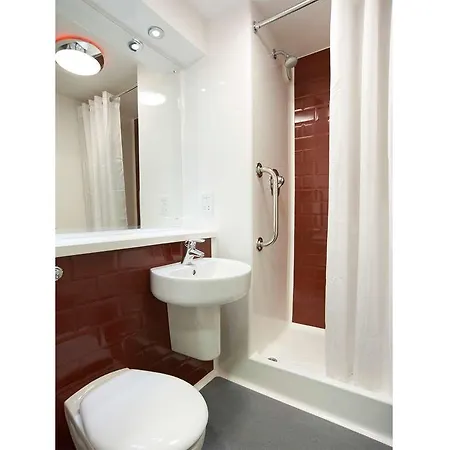 מלון Travelodge Waterloo Place 2*