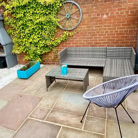 Cosy With Free Parking Close To Airport Apartament *