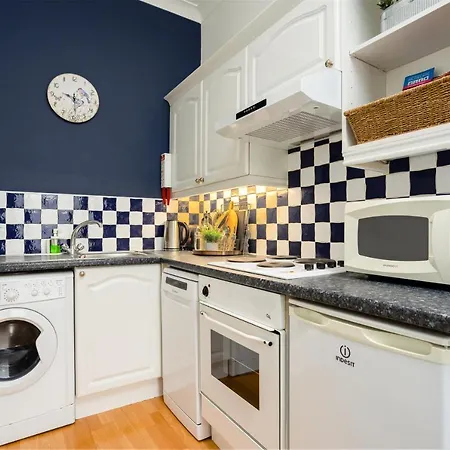 Stylish Flat Steps From Haymarket Station
