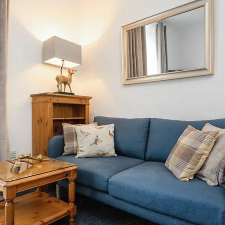 Stylish Flat Steps From Haymarket Station