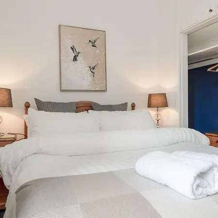 Stylish Flat Steps From Haymarket Station Appartamento Edimburgo