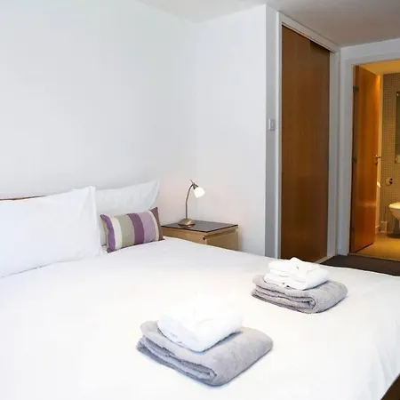 Joivy Inviting Flat With Parking In Canonmills *