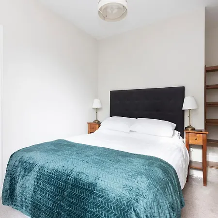 Holyrood Park Views Apartamento *