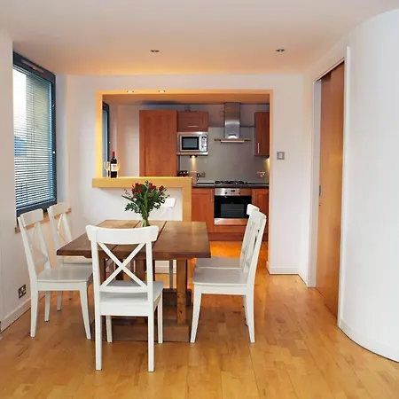 Joivy Inviting Flat With Parking In Canonmills *
