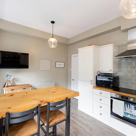 Elegant 2-bedroom In Centre Apartment *